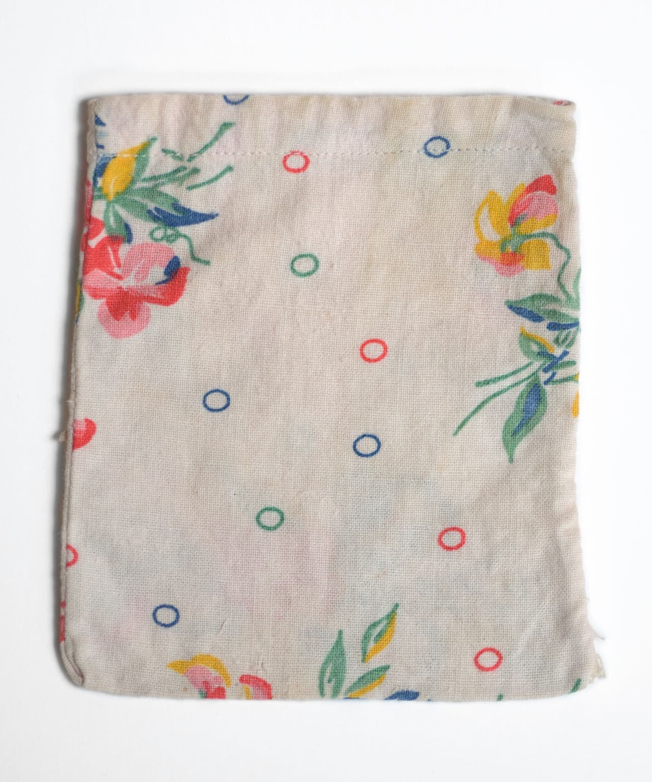 Neck pouch of a refugee