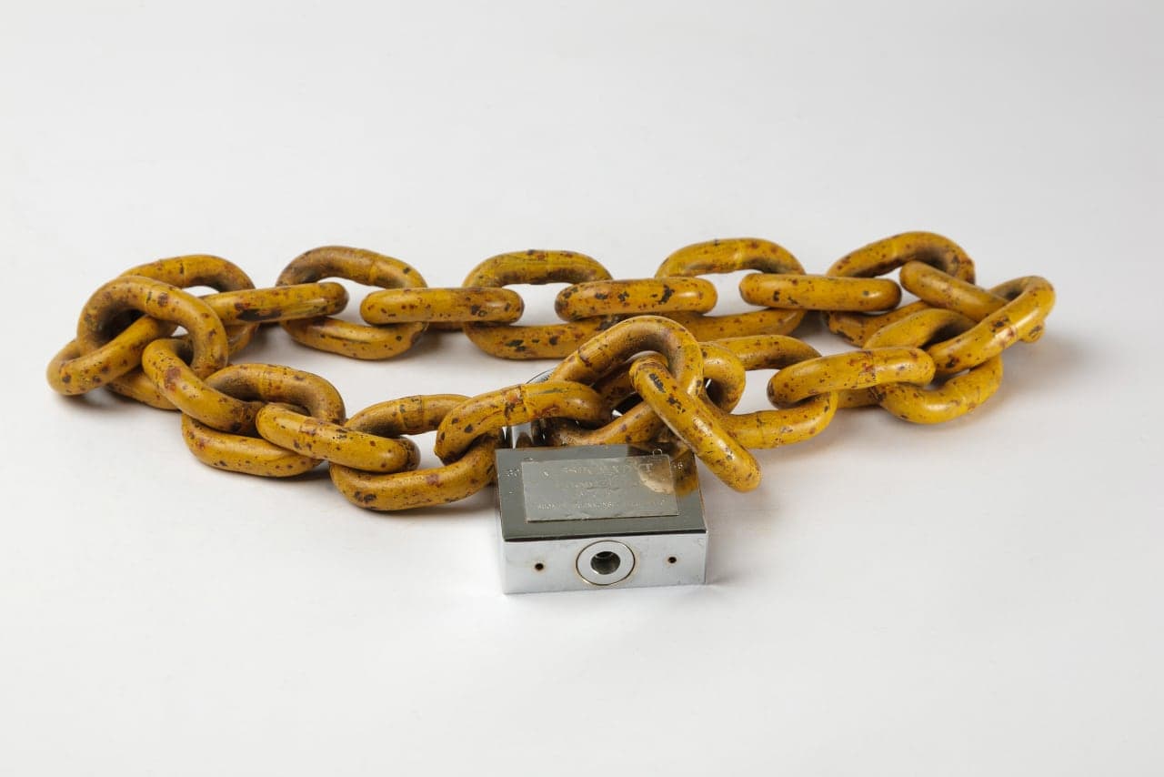 Chaîne et cadenas utilisés lors de manifestations écologistes au lac de Koijärvi